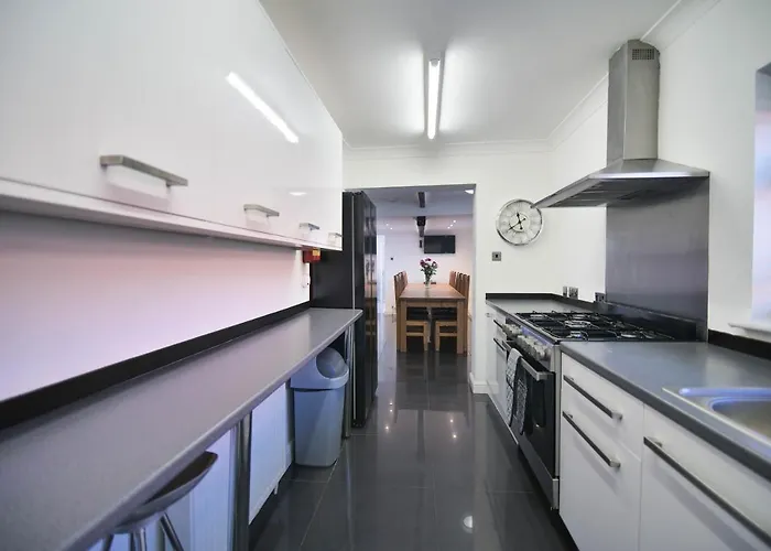 默顿农庄酒店 *